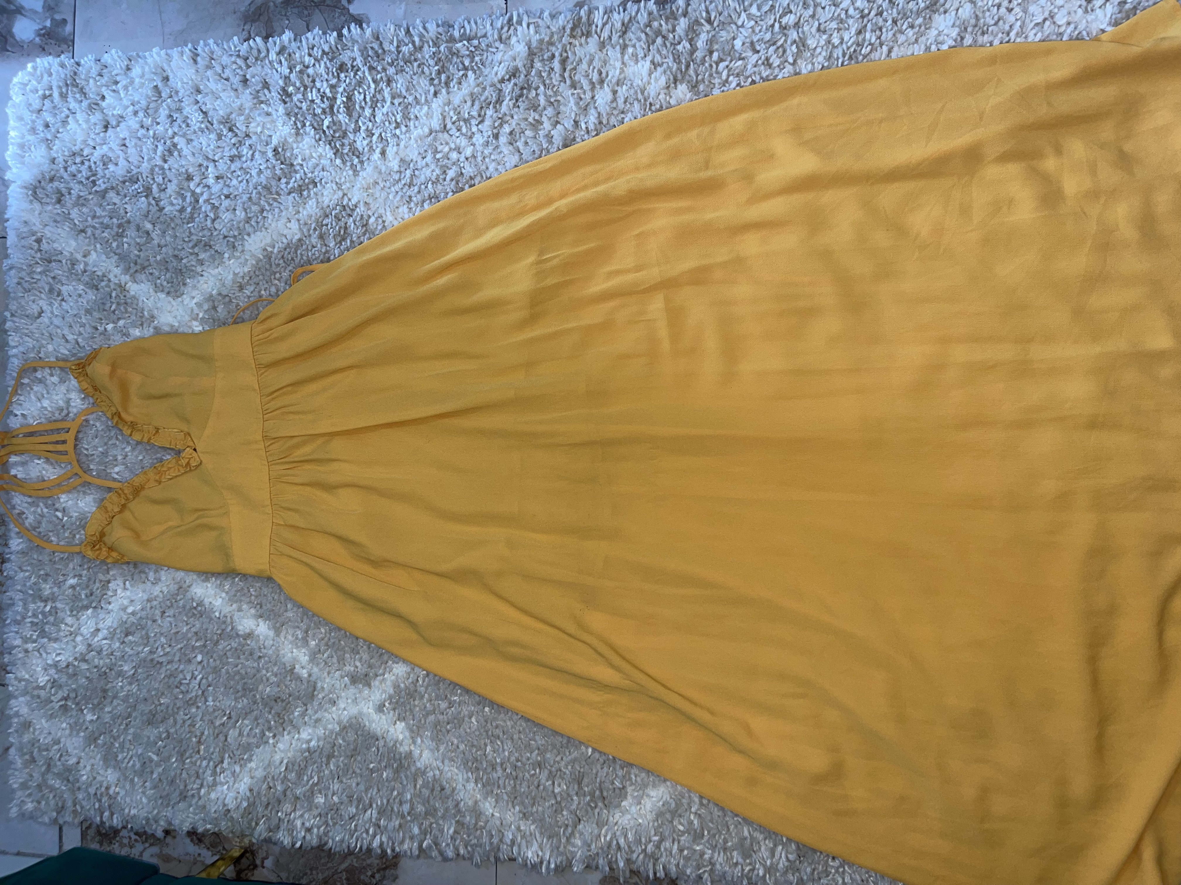 Robe jaune très chic dos croisé