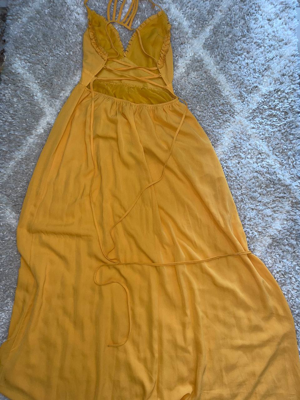 Robe jaune très chic dos croisé