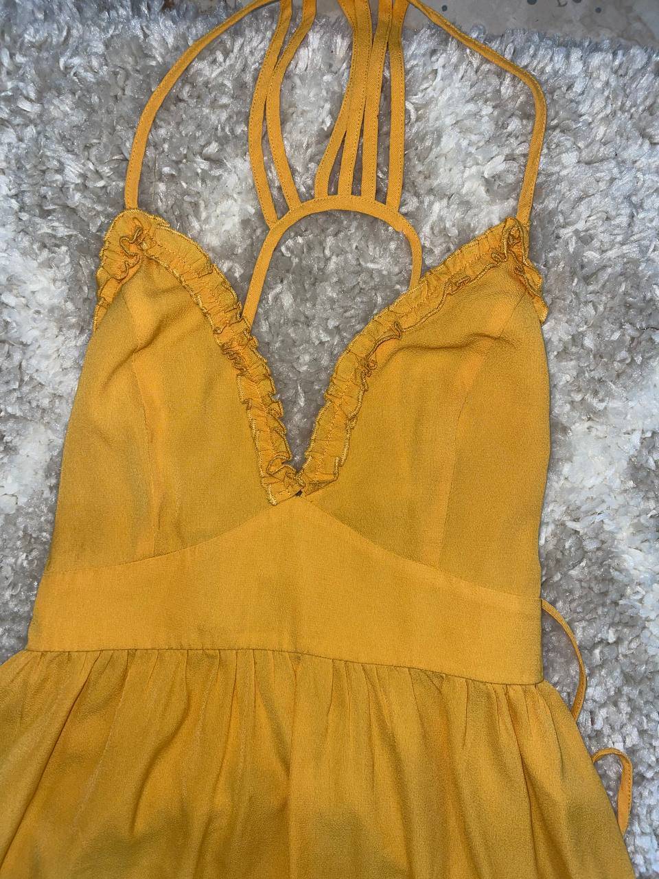 Robe jaune très chic dos croisé