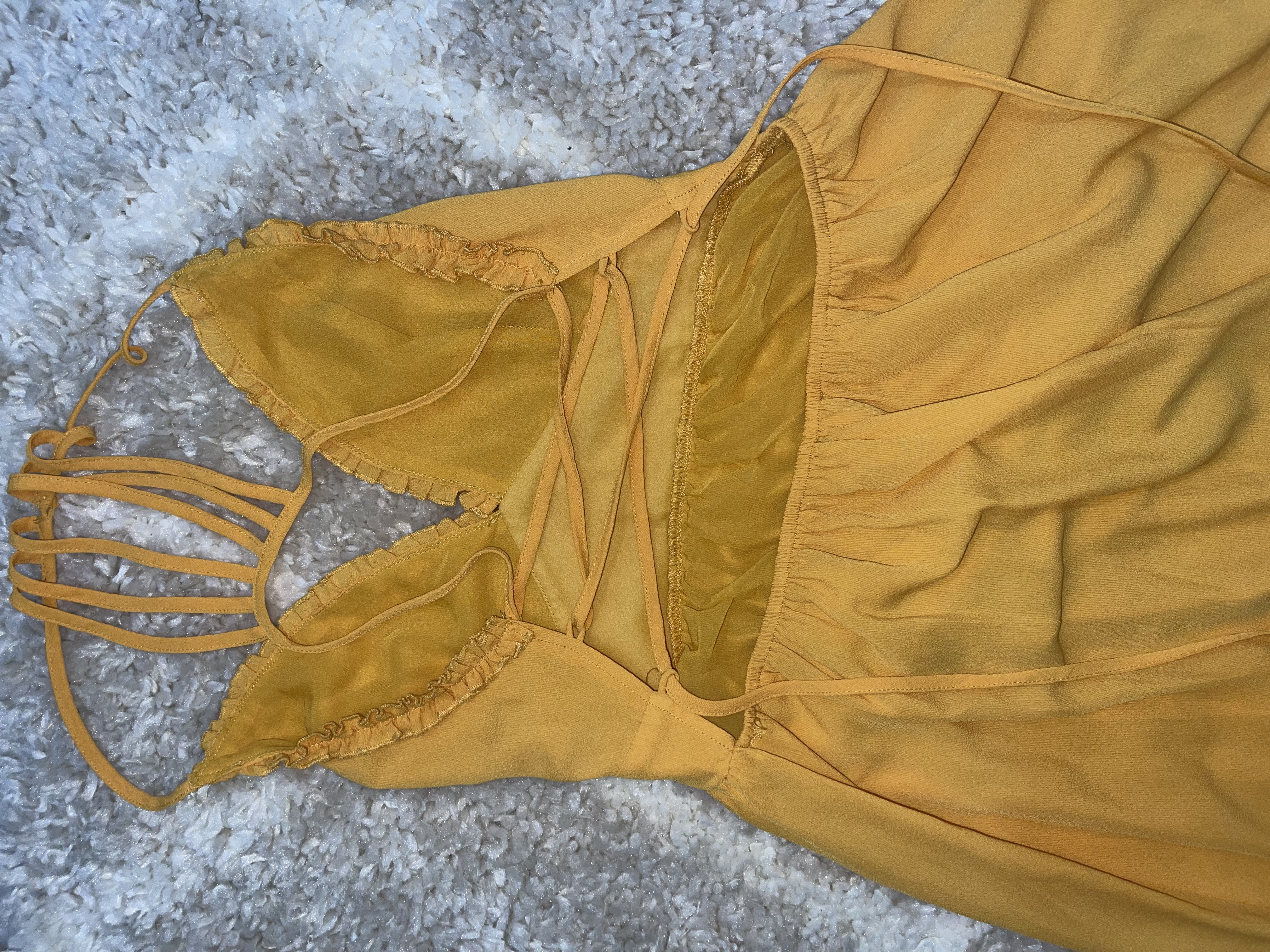 Robe jaune très chic dos croisé