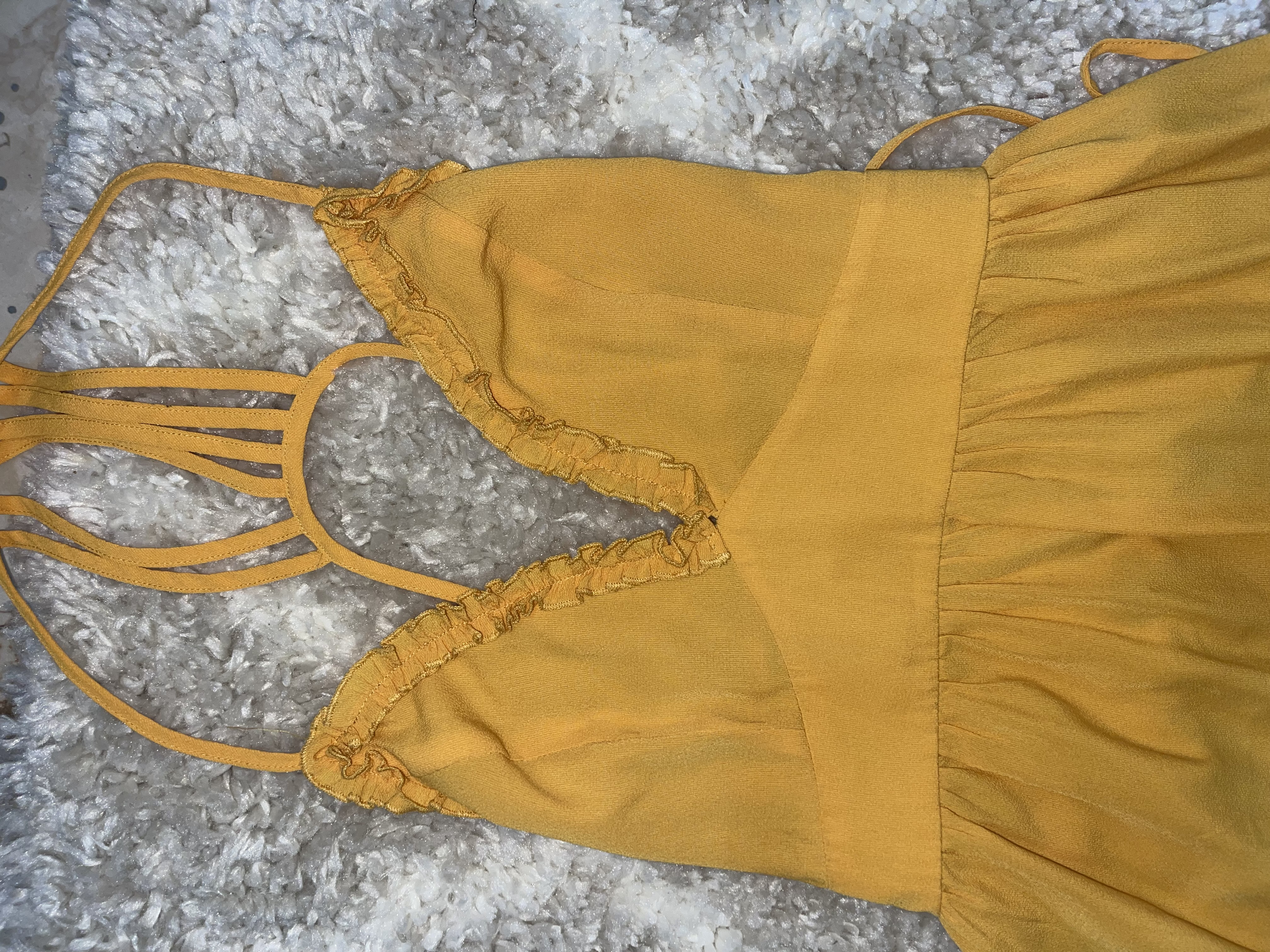 Robe jaune très chic dos croisé