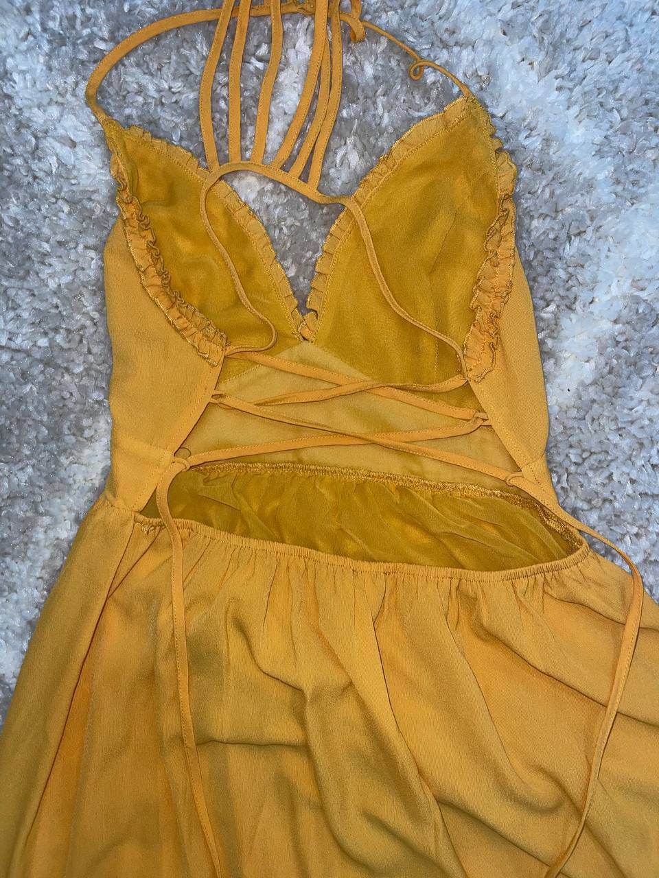 Robe jaune très chic dos croisé